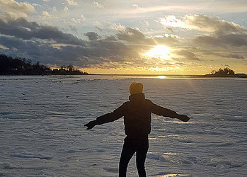 Die Sonne geht im Schnee unter  | © Leandra Ebel 