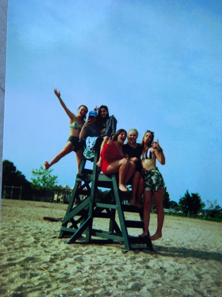 Personen sitzen auf Stand am Strand  | © Leandra Ebel