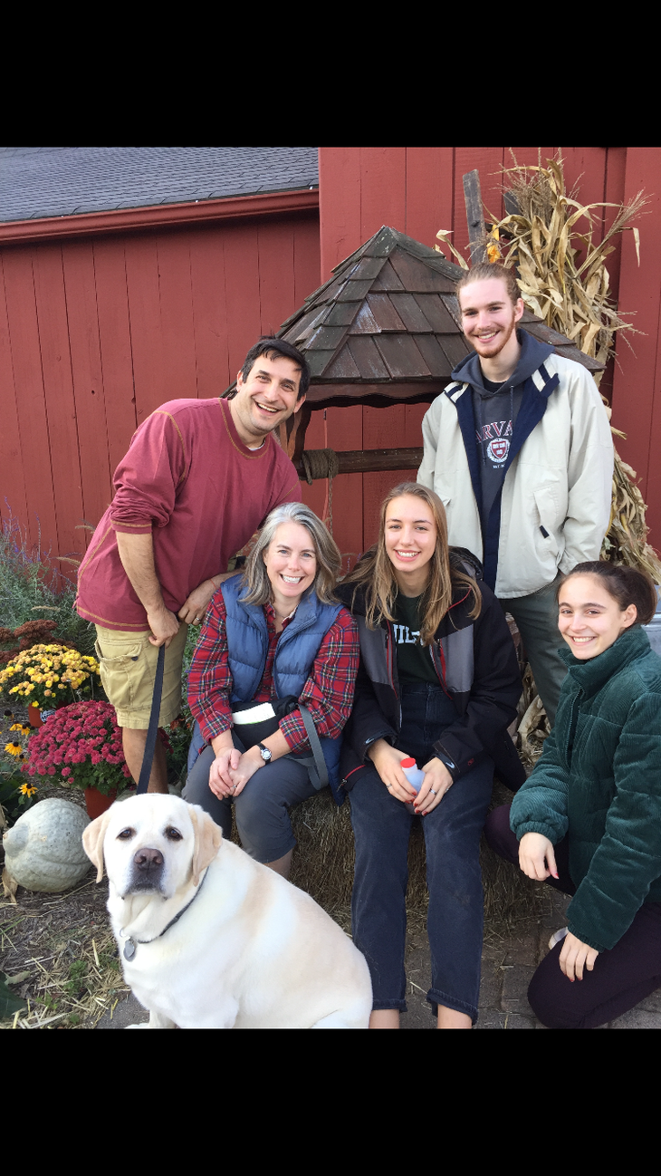 Familienbild mit dem Hund  | © Leandra Ebel