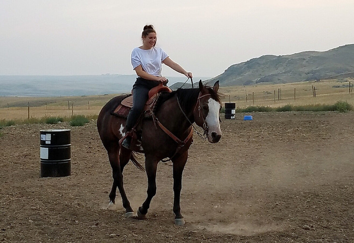 Elif reitet auf einem Pferd  | © Elif Frank