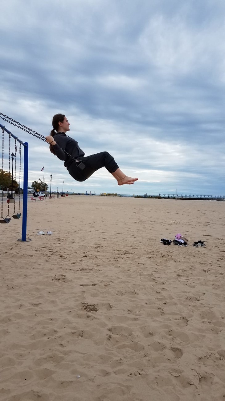 Elif schaukelt am Strand  | © Elif Frank