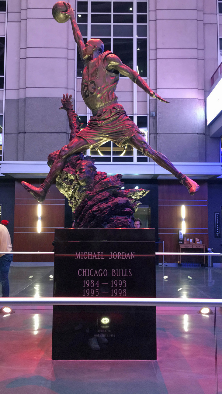 goldene Statue von Michael Jordan | © Elif Frank