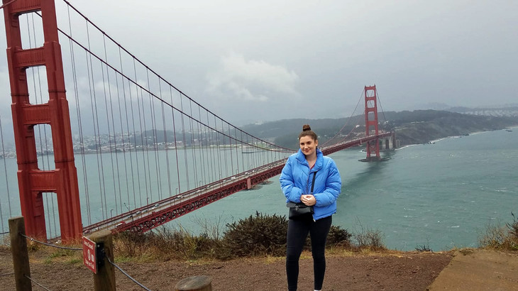 Elif steht vor der großen, roten Golden Gate Bridge  | © Elif Frank