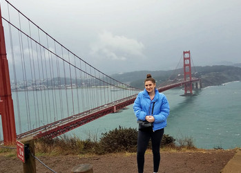 Elif steht vor der großen, roten Golden Gate Bridge  | © Elif Frank