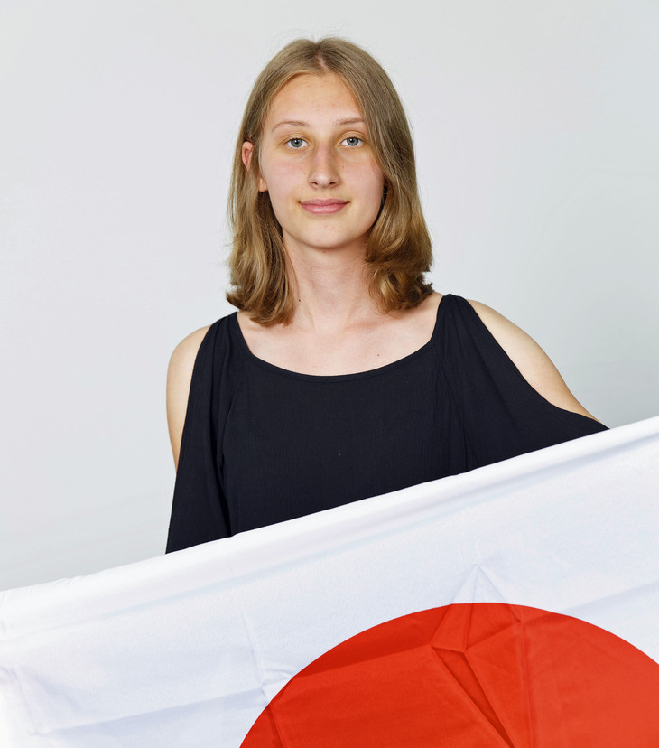 Sophie hält Japan-Flagge in den Händen | © MRN GmbH