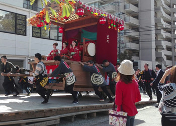 Tempelwagen wird von mehreren Personen | © Sophie Gemmar