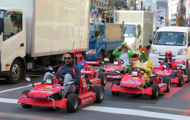Ein paar, als Mario Kart Charaktere verkleidetet, Rennfahrer in Shibuya | © Sophie Gemmar