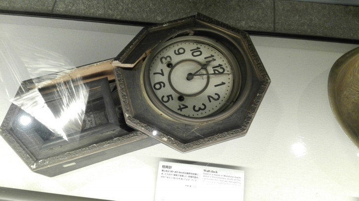 Eine Uhr, die genau zum Zeitpunkt, um 11:02 Uhr, der Explosion der Atombombe stehen geblieben ist | © Sophie Gemmar