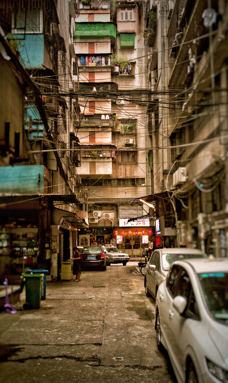 enge Gasse mit Blick auf ein Hochhaus | © David Grimm