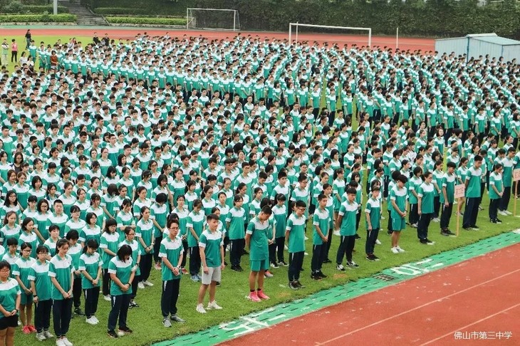 Schüler*innen versammeln sich auf dem Schulhof in Uniform  | © David Grimm