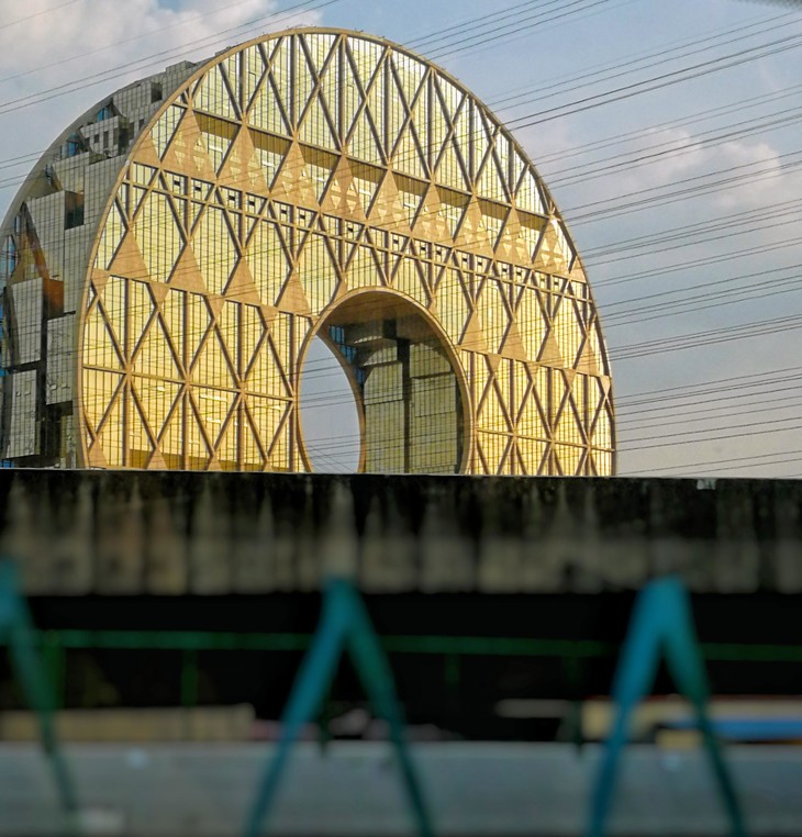 kreisförmiges, goldenes Gebäude  | © David Grimm