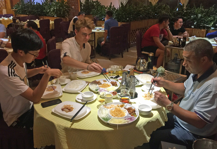 Die Familie an einem Tisch im Restaurant  | © David Grimm