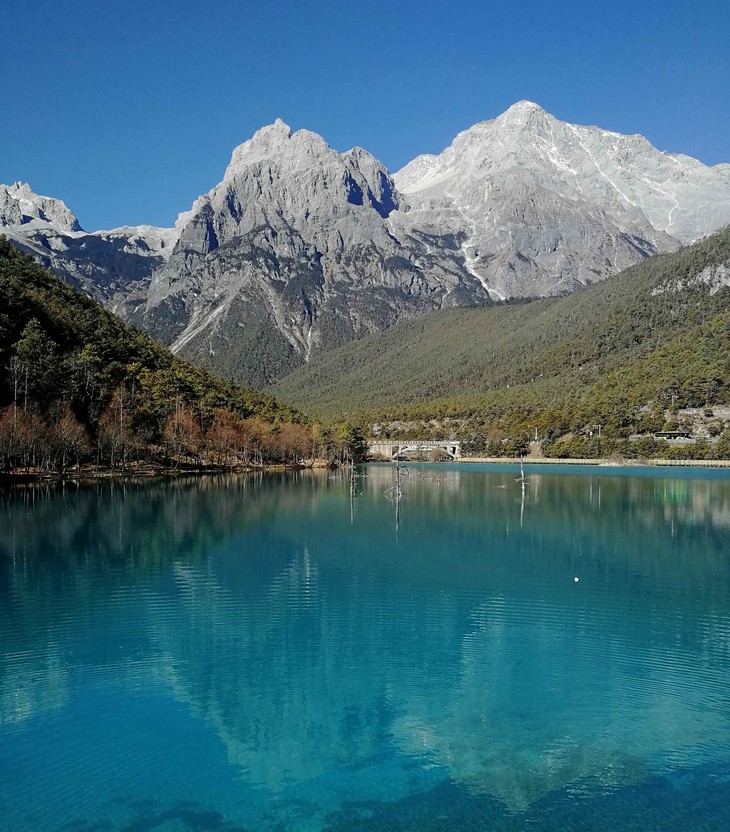 blauer See mit Bergen im Hintergrund | © David Grimm