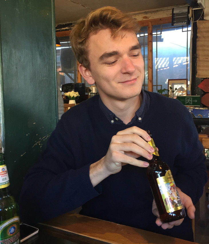 David präsentiert eine Flasche Bier  | © David Grimm