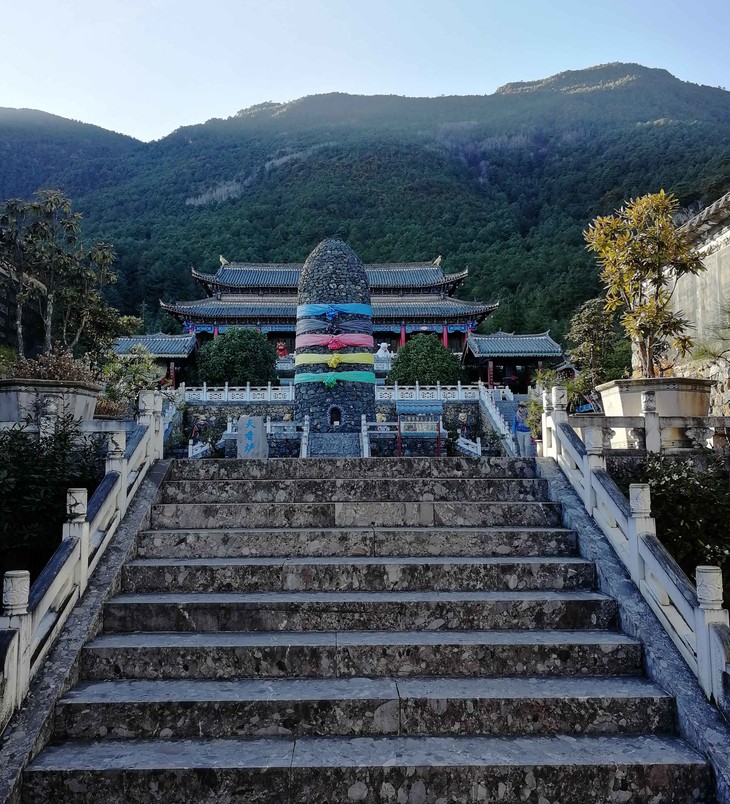 Treppen führen zu einem Tempel | © David Grimm