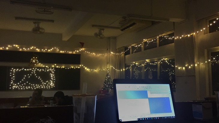 Lichterketten zieren das Klassenzimmer  | © David Grimm