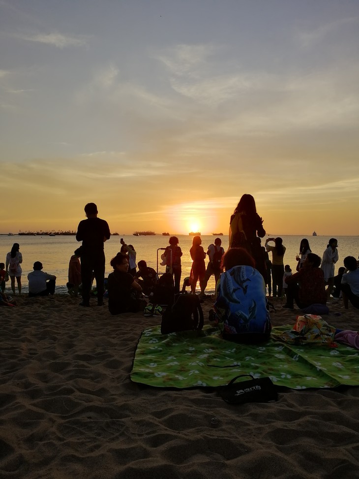 Die Sonne geht im Meer unter  | © David Grimm