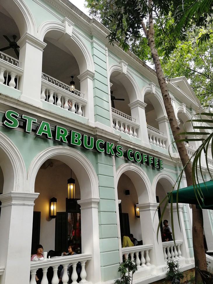 Starbucksgebäude  | © David Grimm