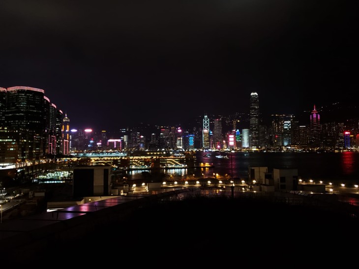 Aussicht auf die beleuchtete Stadt  | © David Grimm