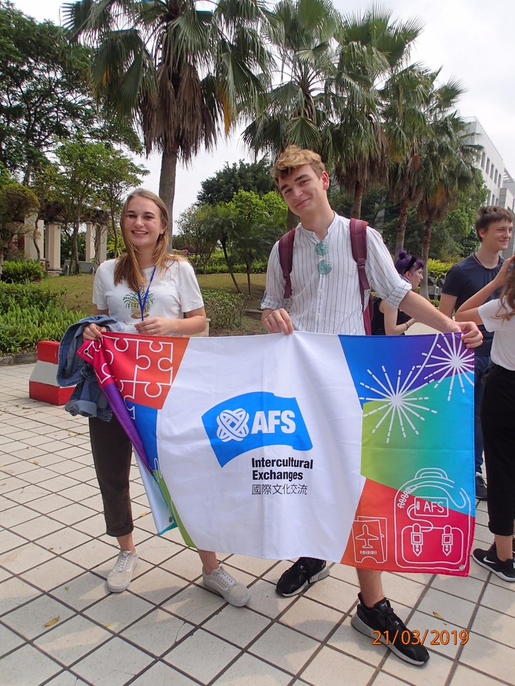 Personen halten AFS-Banner in den Händen  | © David Grimm
