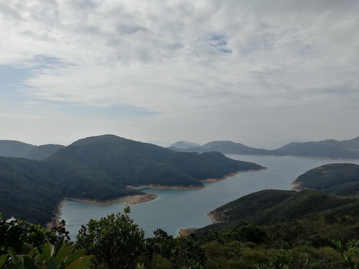 auf einem der vielen Wanderwege kann man ein Paar der 263 Inseln Hongkongs sehen | © David Grimm