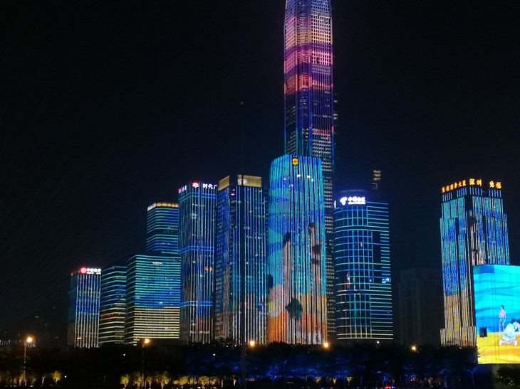 Während der Lichtschau wird Shenzhen's Skyline in eine riesige Leinwand verwandelt | © David Grimm