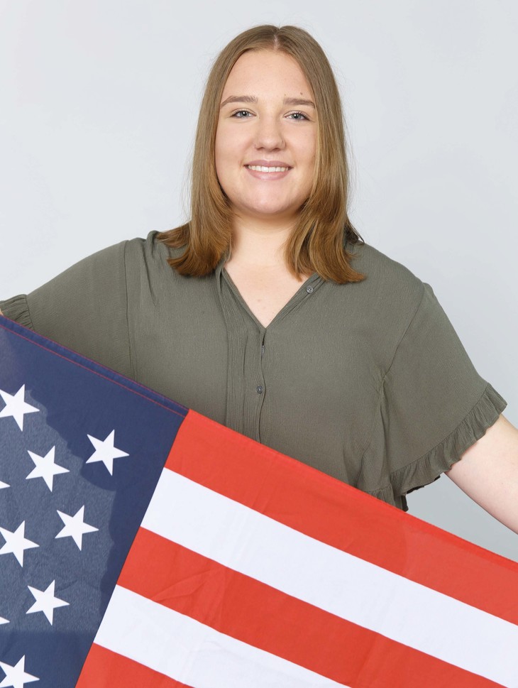 Laurentien hält USA-Flagge in den Händen  | © MRN GmbH
