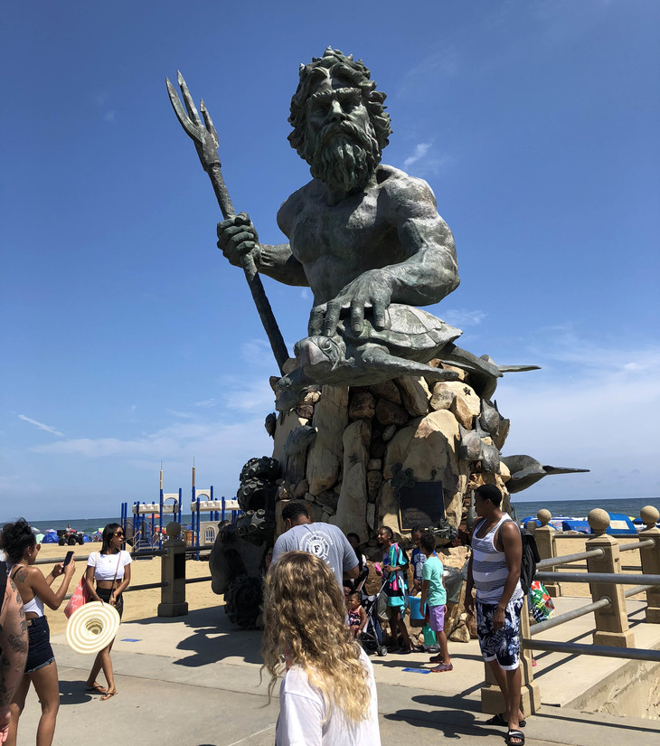 große Statue am Strand aus Stein | © Laurentien Huthert