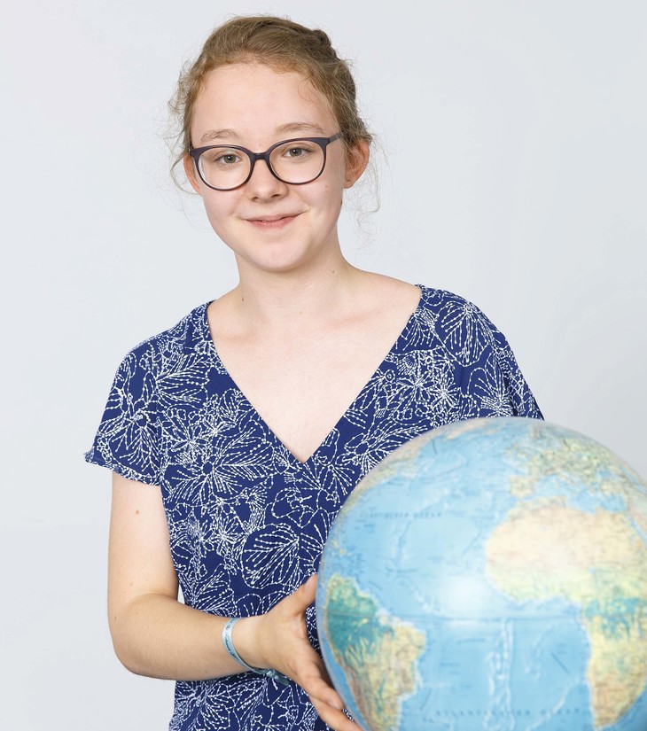 Johanna hält Globus in den Händen  | © MRN GmbH