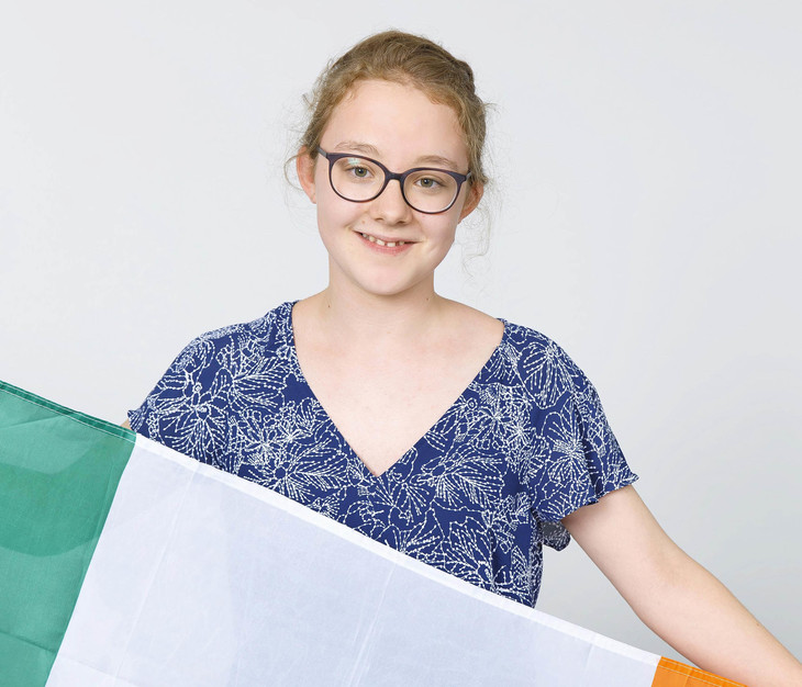 Johanna hält Irland-Flagge in den Händen  | © MRN GmbH