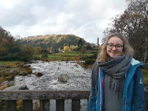 Johanna steht auf einer Brücke  | © Johanna Kober