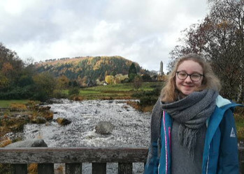 Johanna steht auf einer Brücke  | © Johanna Kober