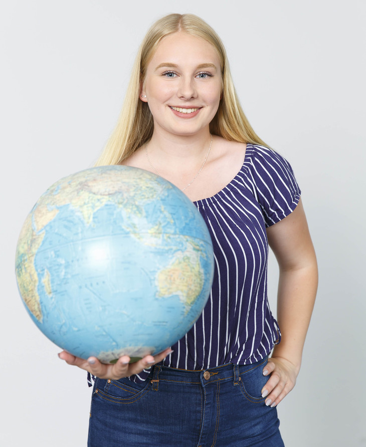 Ronja hält Globus in der Hand  | © MRN GmbH