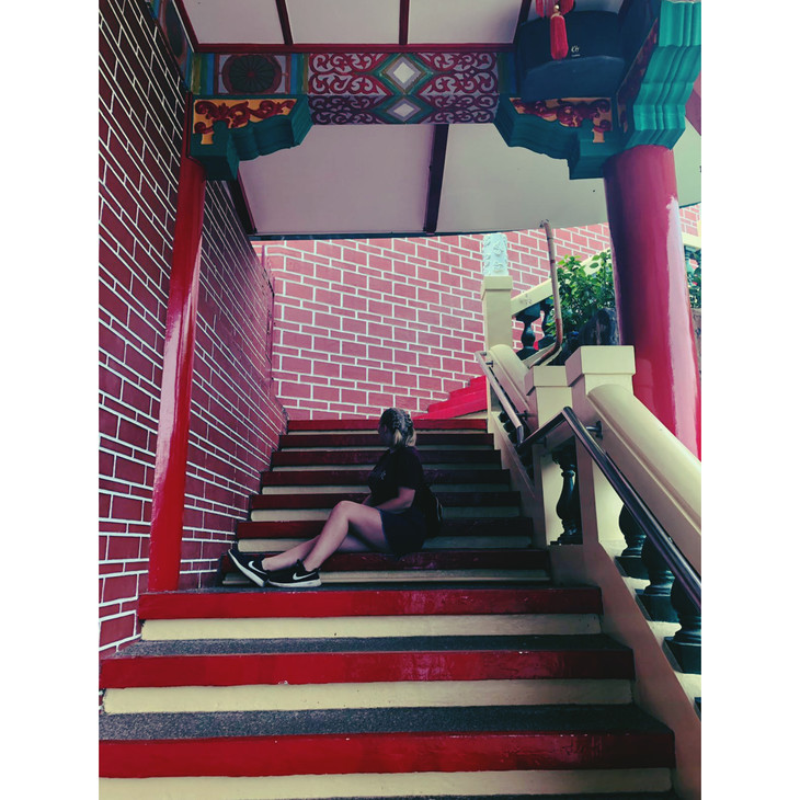 Ronja sitzt auf einer roten Treppe | © Ronja Leonhardt