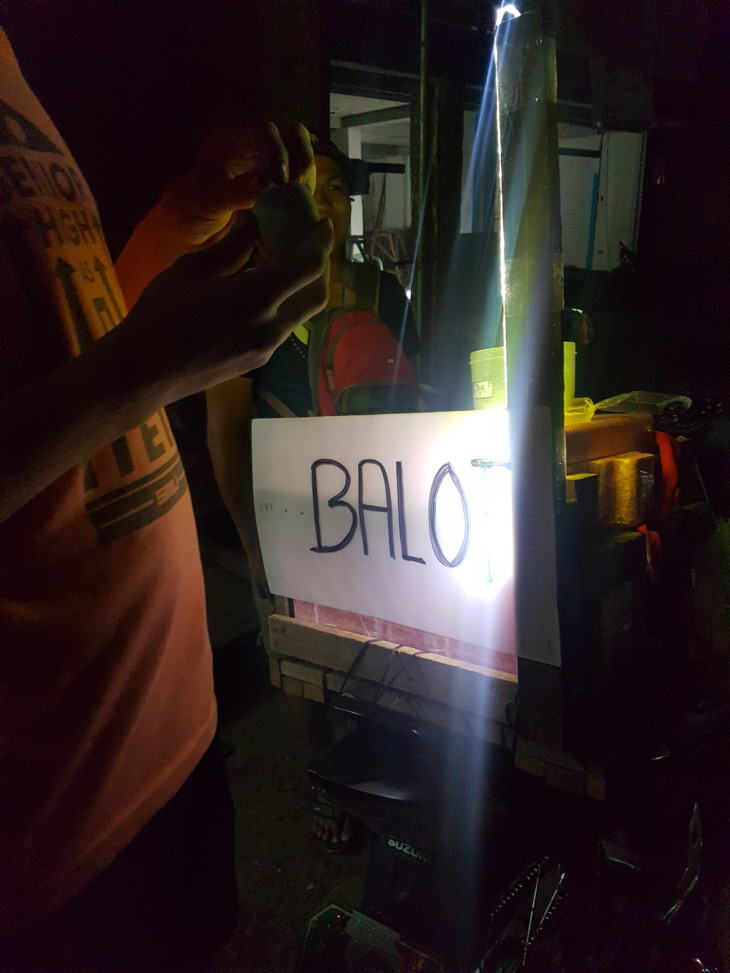 beleuchtetes Schild mit der Aufschrift "Balot" | © Ronja Leonhardt