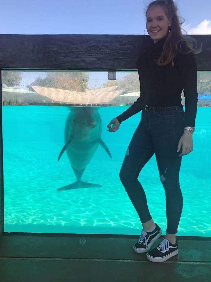 Louisa steht vor einem Delfinbecken  | © Louisa Piper 