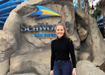 Louisa steht vor einem Sea World Schild  | © Louisa Piper 