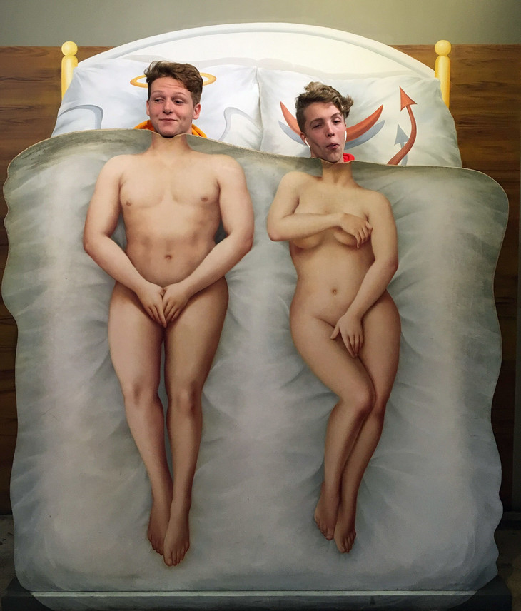 zwei Personen liegen unter einer Bettdecke mit nackten Körpern drauf  | © Tim  Sauer