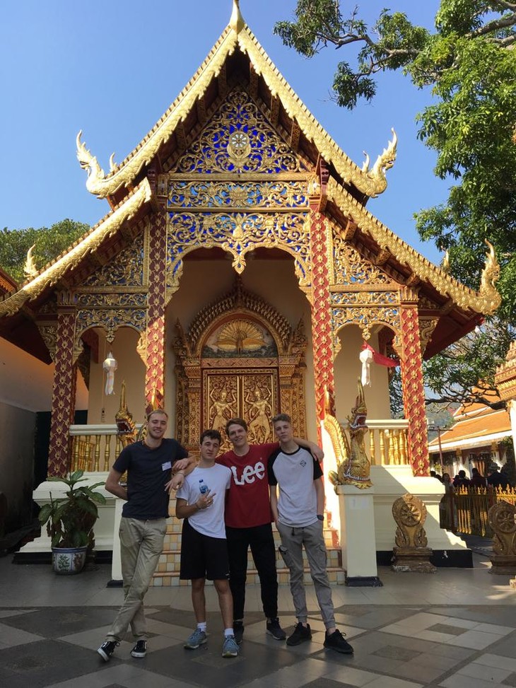 Gruppenbild vor einem goldenen Tempel | © Tim Sauer