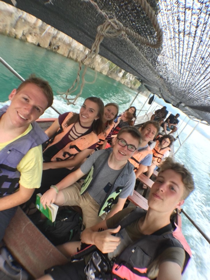 alle sitzen in Schwimmwesten auf dem Boot | © Tim Sauer