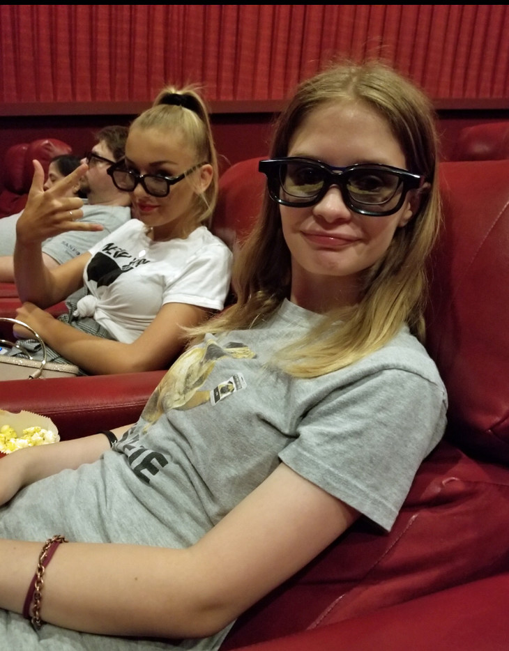 Personen sitzen auf den Kino Stühlen mit 3D-Brillen | © Kiara Tanackovic