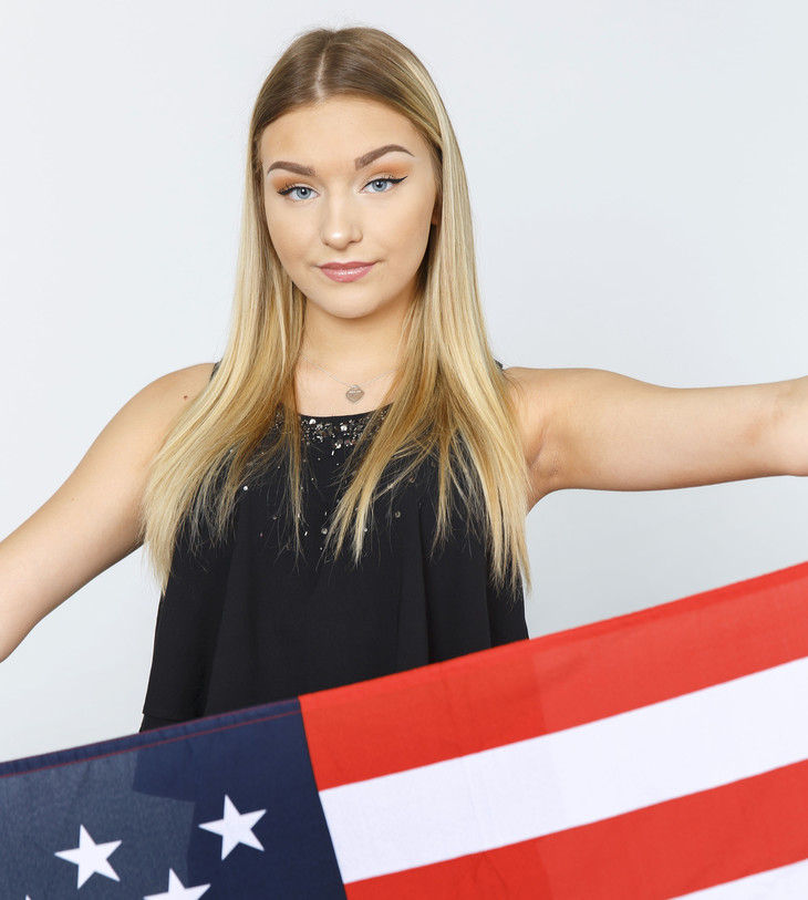 Kiara hält die USA-Flagge in den Händen | © MRN GmbH
