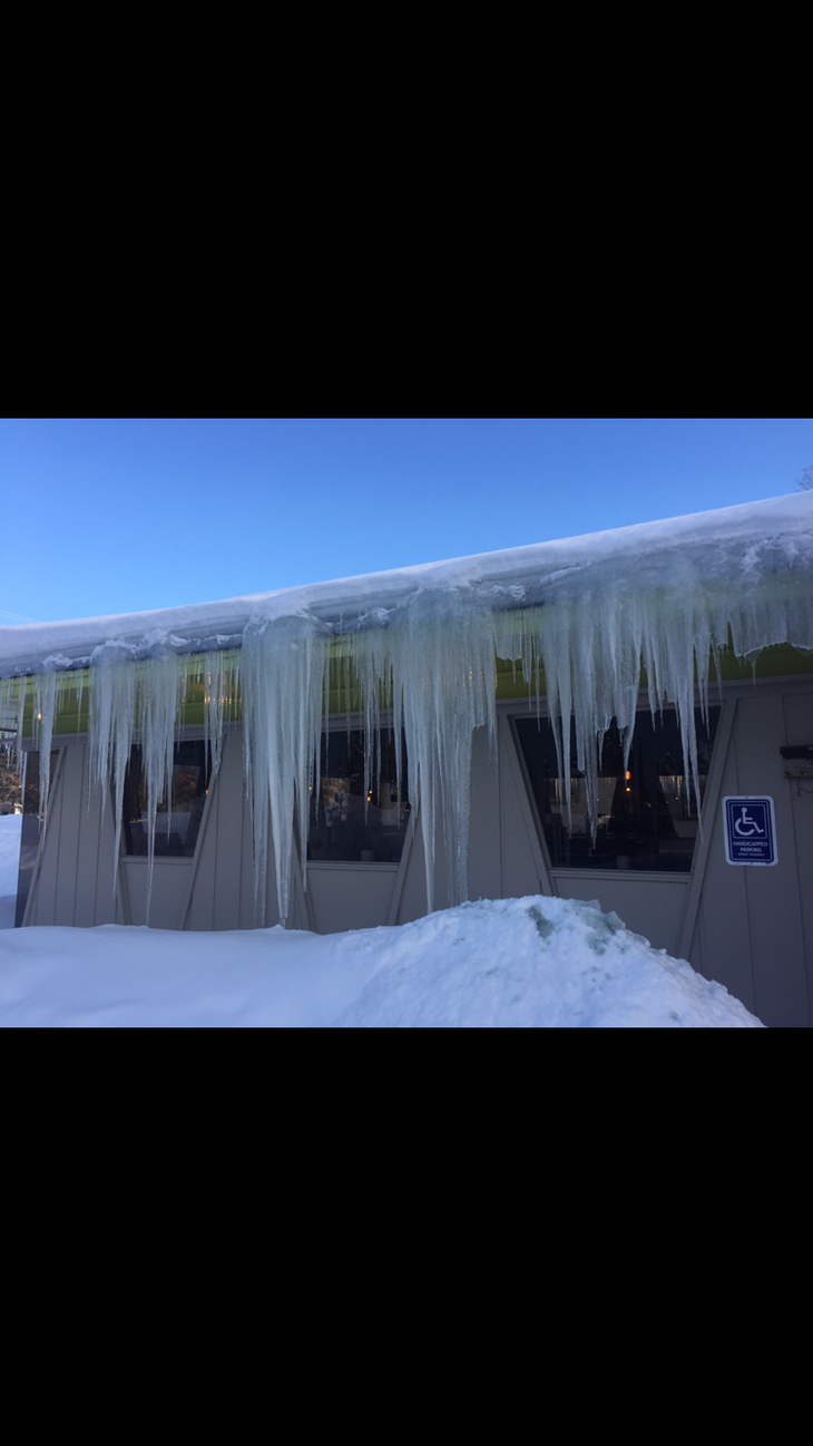 Eiszapfen hängen von den Dächern  | © Kiara Tanackovic