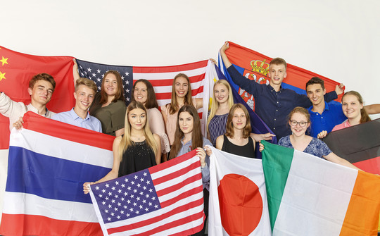 Gruppenbild mit Flaggen der jeweiligen Länder  | © MRN GmbH