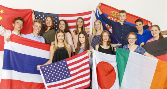 Gruppenbild mit Flaggen der jeweiligen Länder  | © MRN GmbH