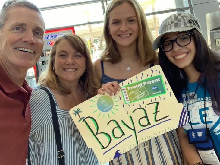 Gruppenbild mit Schild in der Hand mit der Aufschrift "Bayaz" | © Alina Hobert