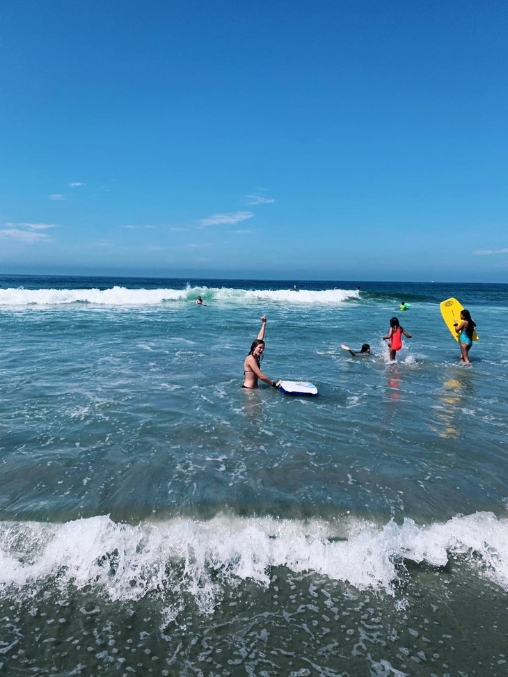 Personen baden im Meer | © Alina Hobert