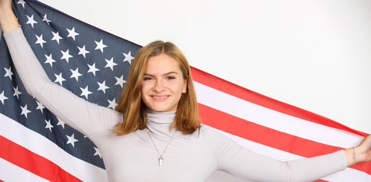 Alina mit USA-Flagge in der Hand  | © Alina Hobert 
