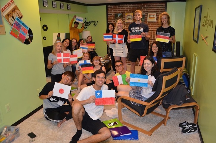 Gruppenbild von Personen die Flaggen von verschiedenen Ländern in der Hand halten | © Angela Dittes