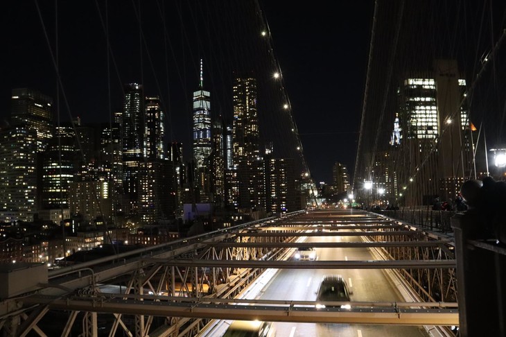 Die Aussicht von der Brooklyn Bridge bei Nacht | © Angela Dittes